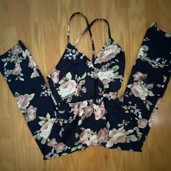 Elegant flowers romper - Picture 3 of 9